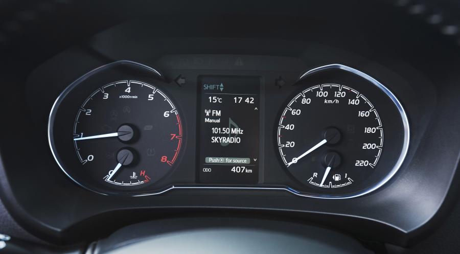 Панель приборов Toyota Yaris Bi-Tone 2017 года  (фото 17 из 36)